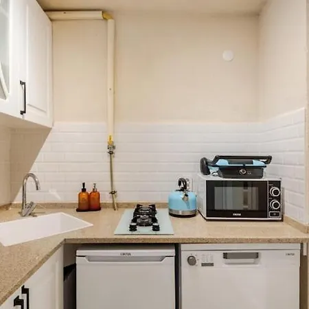 Apartment Chic In The Center Of Alsancak