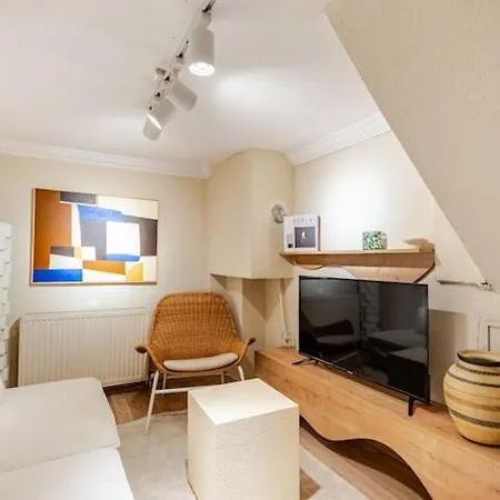 Apartment Chic In The Center Of Alsancak